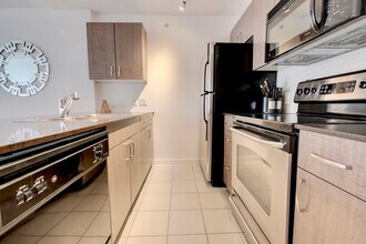 610 Granville St in Vancouver, BC - Building Photo - Building Photo