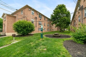 Flats of Clintonville in Columbus, OH - Building Photo - Building Photo