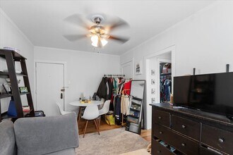 656 W Oakdale Ave in Chicago, IL - Building Photo - Building Photo