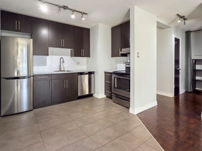 120-124 24 Ave SW in Calgary, AB - Building Photo - Building Photo