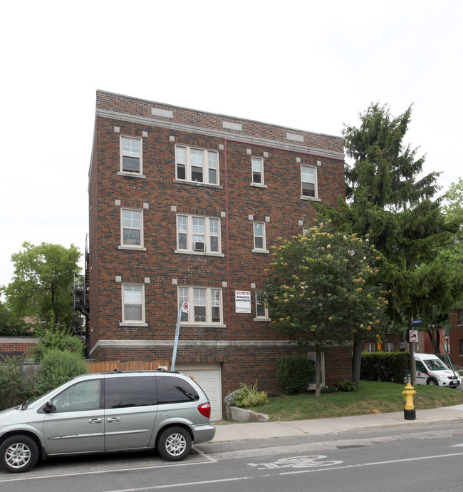 2-6 Connaught Cir in Toronto, ON - Building Photo - Building Photo