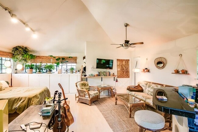 2400 Thornton Rd in Austin, TX - Building Photo - Building Photo