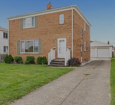 3340 W 210th St, Unit 3340-Lower Unit in Fairview Park, OH - Building Photo