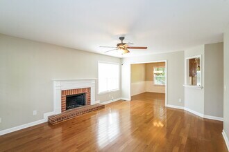 2817 Sutherland Dr in Thompson's Station, TN - Foto de edificio - Building Photo