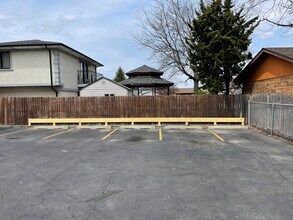 8033 S Roberts Rd in Bridgeview, IL - Building Photo - Building Photo