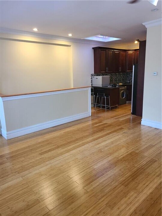 546 Hinsdale St in Brooklyn, NY - Building Photo