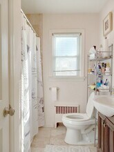 39 N Vivyen St, Unit 1st FL in Bergenfield, NJ - Building Photo - Building Photo