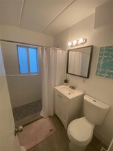 734 NW 80th St in Miami, FL - Foto de edificio - Building Photo
