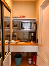 24301 Bessemer St in Woodland Hills, CA - Building Photo - Building Photo