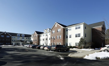 The Pines at Tinton Falls in Tinton Falls, NJ - Foto de edificio - Building Photo