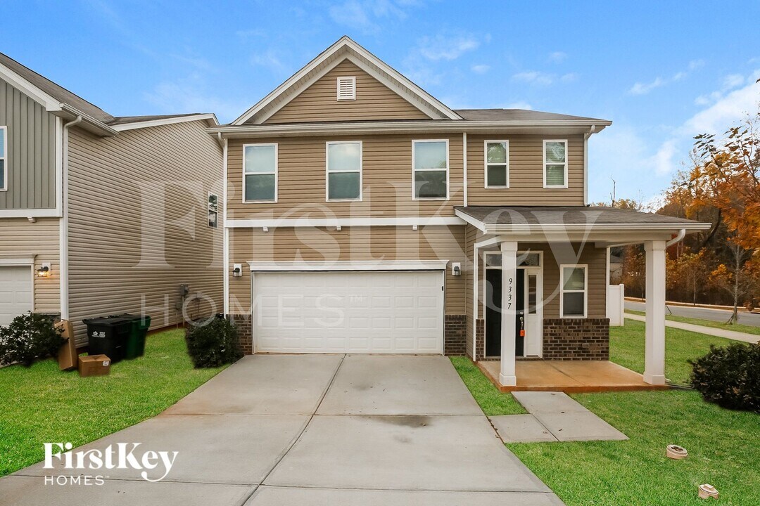 9337 Sloan Forest Dr in Charlotte, NC - Foto de edificio