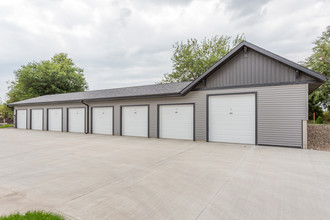 3331 Aurora Ave in Ames, IA - Foto de edificio - Building Photo