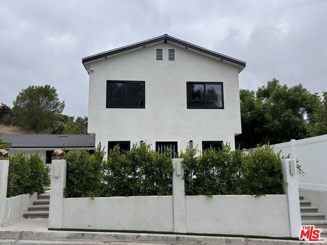 20529 Miranda Pl in Woodland Hills, CA - Building Photo - Building Photo
