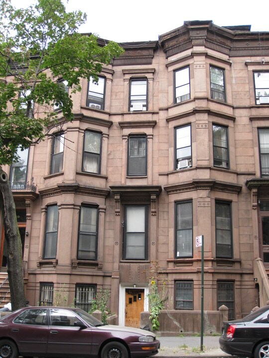 221 Berkeley Pl in Brooklyn, NY - Building Photo