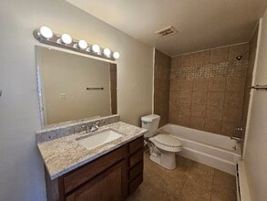 1887 W 13 Mile Rd in Madison Heights, MI - Building Photo - Building Photo