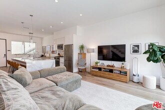 957 Figueroa Terrace in Los Angeles, CA - Building Photo - Building Photo