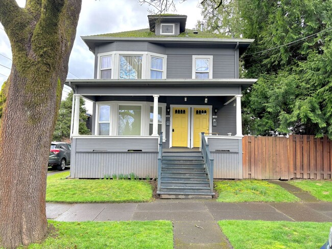 property at 1422-1424-1424 SE Glenwood St