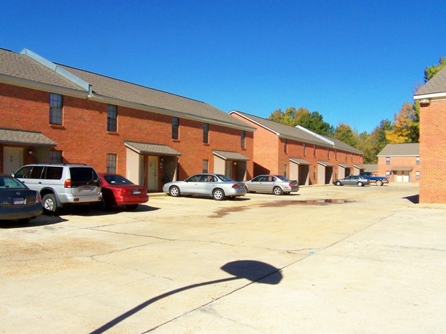 Triangle Townhomes in Starkville, MS - Building Photo