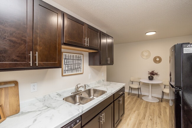 Parkview Apartments in Sioux Falls, SD - Building Photo - Interior Photo