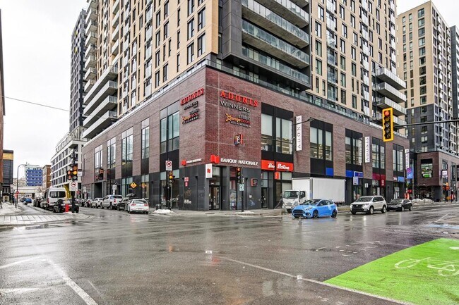235 Rue Peel in Montréal, QC - Building Photo - Building Photo