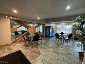 2222 Detroit Ave in Cleveland, OH - Foto de edificio - Building Photo