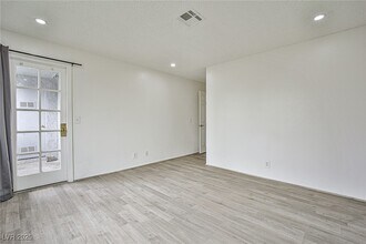 5187 Caliente St in Las Vegas, NV - Building Photo - Building Photo