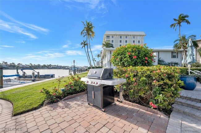 property at 2800 Gulf Shore Blvd N