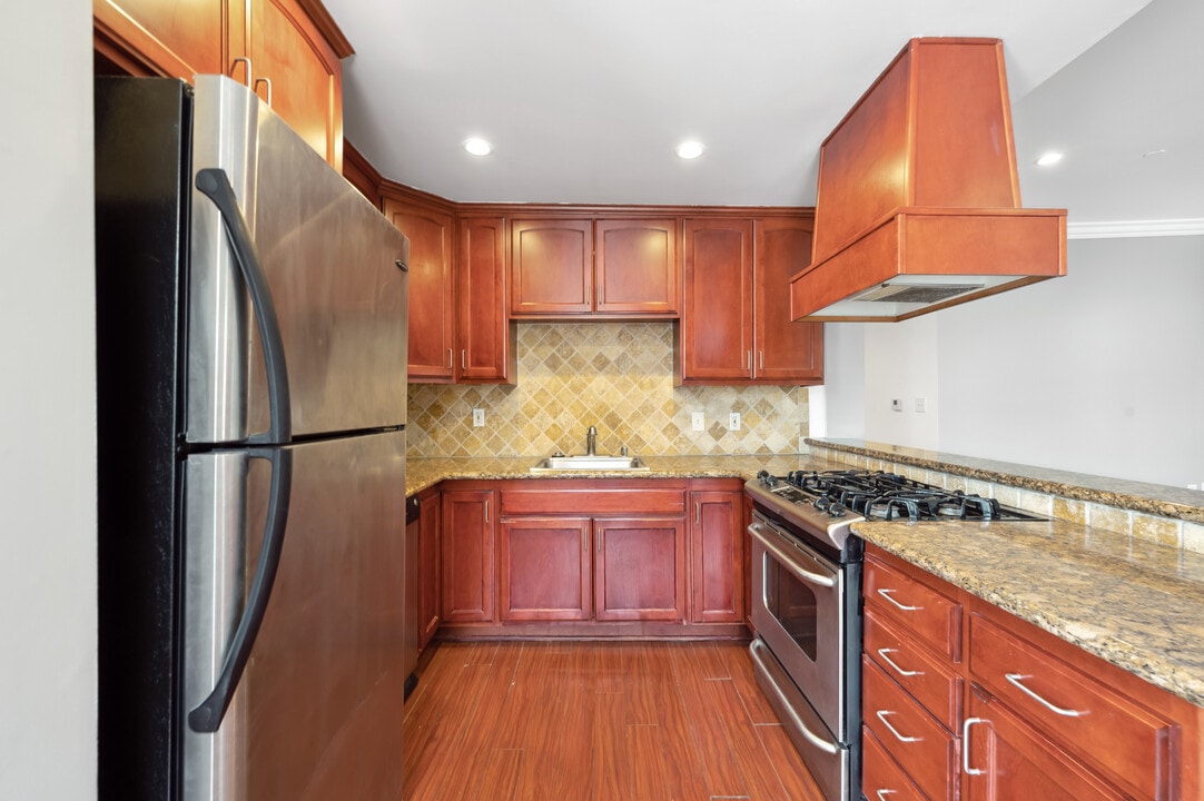 1236 N Flores St in West Hollywood, CA - Foto de edificio