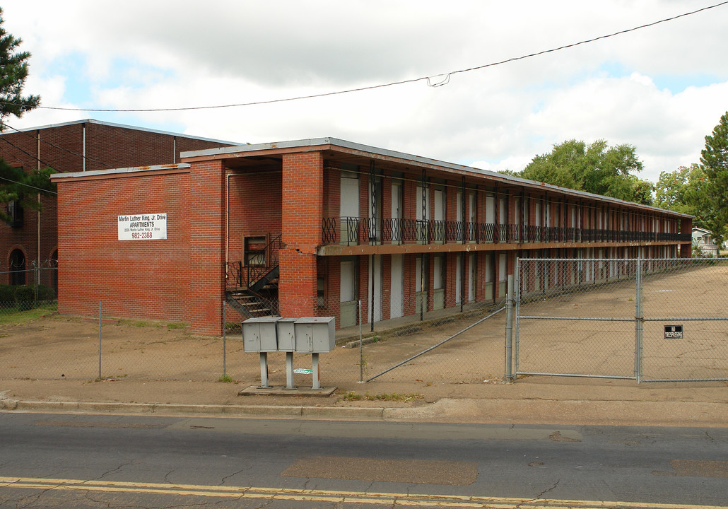 2335 Martin Luther King Jr Dr in Jackson, MS - Foto de edificio