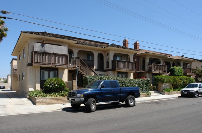 16902-16922 Hoskins St in Huntington Beach, CA - Building Photo - Building Photo