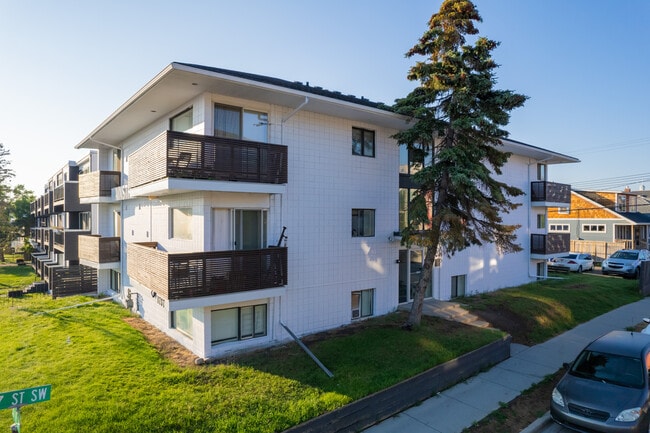Bankview 1737 Apartments in Calgary, AB - Building Photo - Building Photo