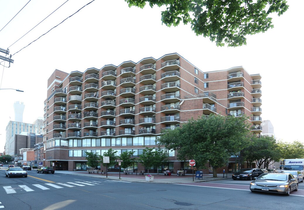 Charles T. McQueeney Towers in New Haven, CT - Foto de edificio