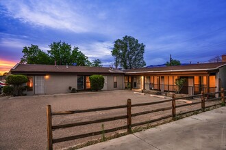 3212 Wellesley Ct NE in Albuquerque, NM - Foto de edificio - Building Photo