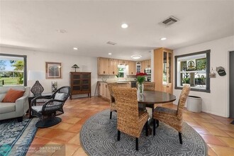 8590 NW 38th Dr in Coral Springs, FL - Foto de edificio - Building Photo