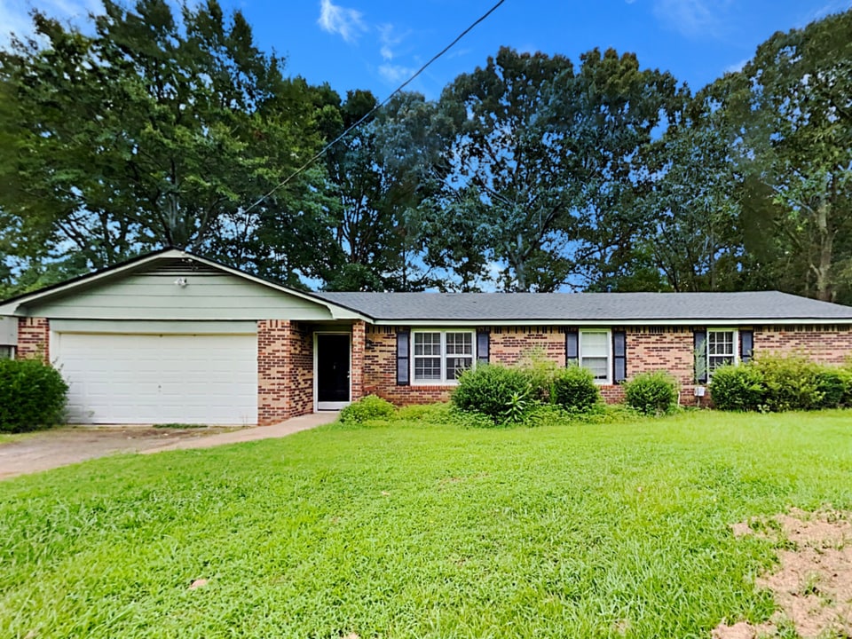 1827 Kirkland Rd in Covington, GA - Building Photo