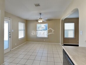 631 Tom Kemp Dr in New Braunfels, TX - Foto de edificio - Building Photo