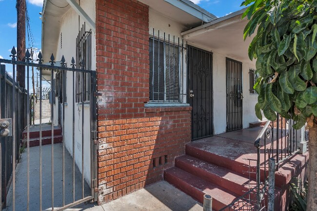 447 E 101st St in Los Angeles, CA - Building Photo - Building Photo