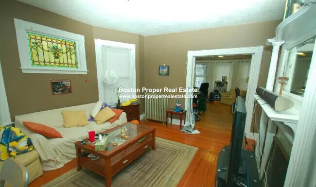 18 Greylock Rd in Boston, MA - Foto de edificio - Building Photo