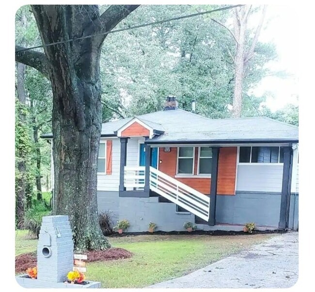 property at 818 Lee Andrews Ave SE