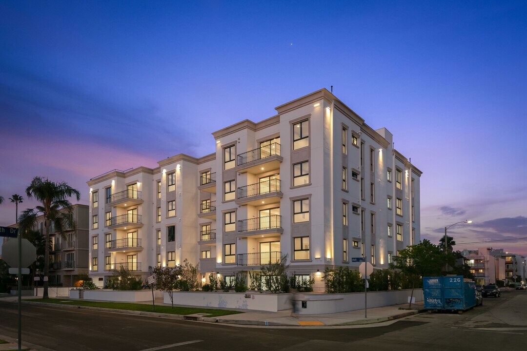 1070 S Holt Ave in Los Angeles, CA - Foto de edificio