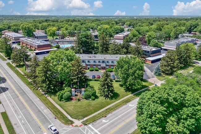 Homewood Manor in Moline, IL - Foto de edificio - Building Photo