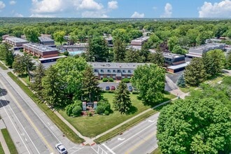 Homewood Manor in Moline, IL - Foto de edificio - Building Photo