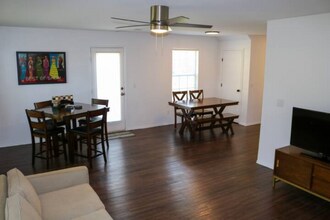 594 W Moan Pl in Fayetteville, AR - Building Photo - Building Photo