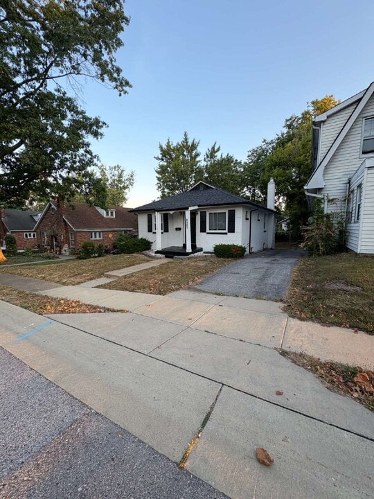 8307 Washington St in St. Louis, MO - Building Photo