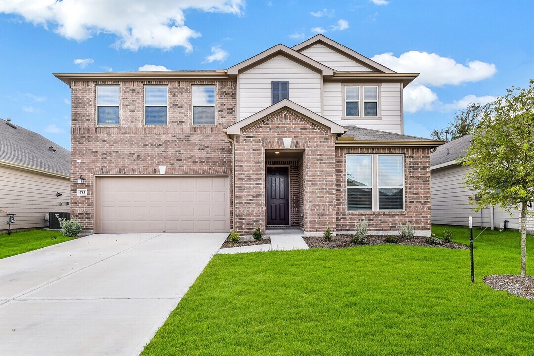 712 Imperial Lp in Alvin, TX - Building Photo