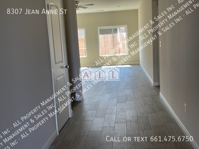 8307 Jean Anne St in Bakersfield, CA - Foto de edificio - Building Photo