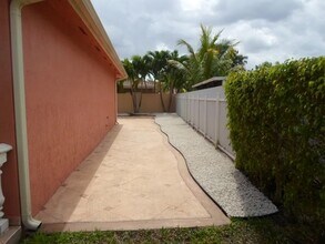 7772 NW 200th Ln in Hialeah, FL - Foto de edificio - Building Photo