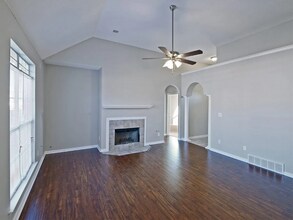 4593 Tulip Run Dr in Memphis, TN - Foto de edificio - Building Photo