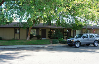 65 W 10th St in Clovis, CA - Building Photo - Building Photo