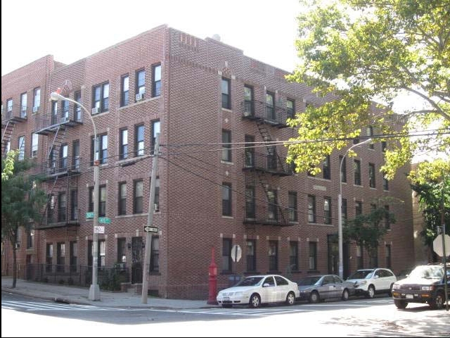 50-05 45th St in Woodside, NY - Foto de edificio